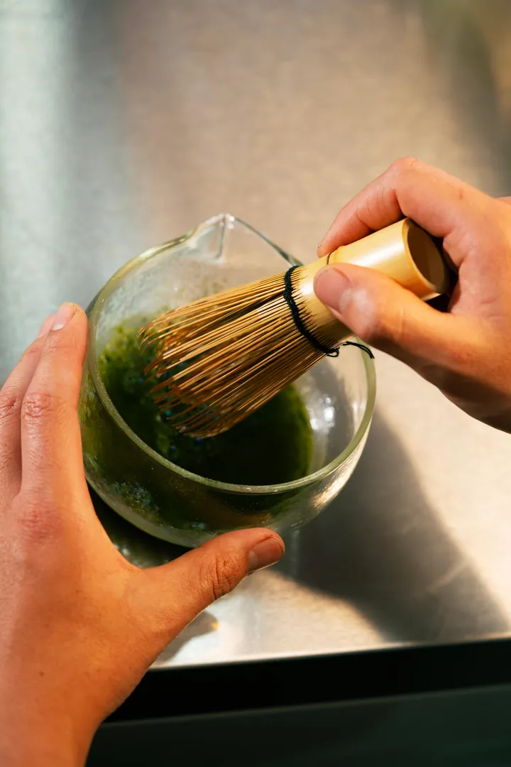 Matcha batiéndose con chasen de bambú